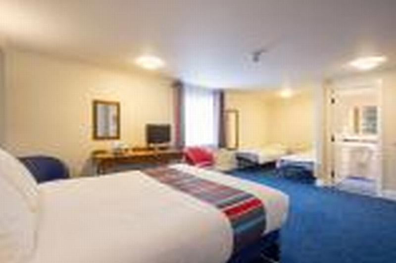 בארי Travelodge Cardiff Airport מראה חיצוני תמונה
