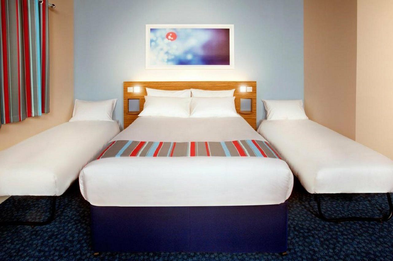 בארי Travelodge Cardiff Airport מראה חיצוני תמונה